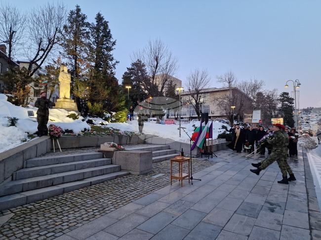 Велико Търново отбеляза 153 години от обесването на Васил Левски с военен ритуал пред паметника му в центъра на града 