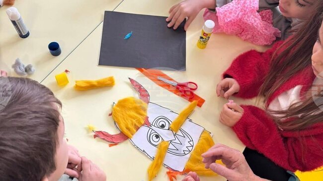  Началникът на РУО в София-град д-р Елеонора Лилова откри в детска градина „Слънчице“ Парад на маските, посветен на Сирни заговезни