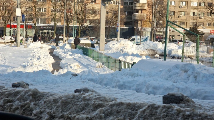Bad Weather in Romania Cancels Flights, Trains and School Classes, Leaves Thousands Without Power