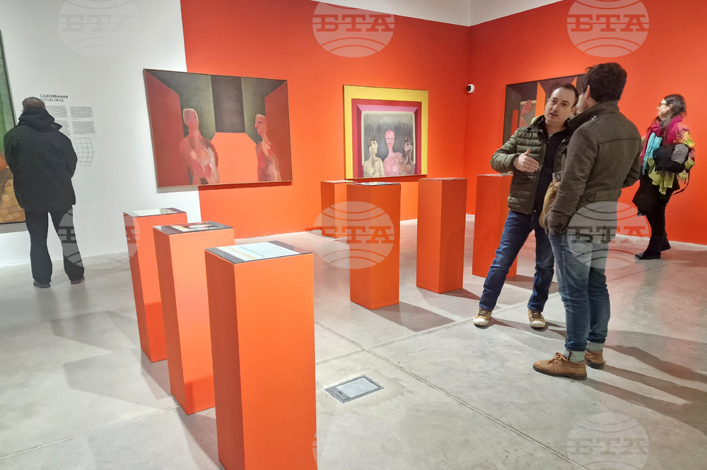 Радвам се, че изложбата „Преминаване“ се получи като живо пространство, което позволява различни преживявания, каза Сашо Стоицов