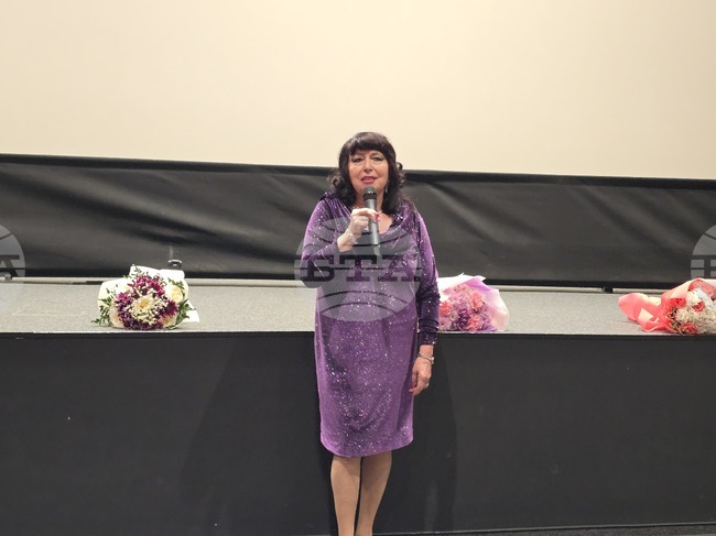 Повече хора трябва да обикнат и да познават народната музика, каза Радка Стаменова, режисьор на филма „Народната музика е животът ми“