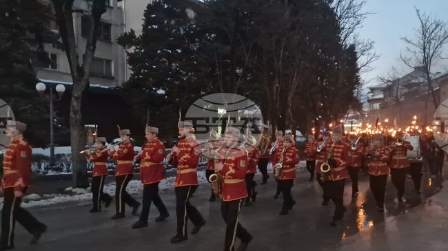 Троян почете 153-тата годишнина от гибелта на Левски с възпоменателно факелно шествие