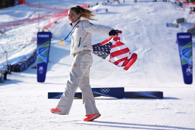 Девет комплекта медали бяха раздадени в 12-ия ден от Олимпийските игри в Милано-Кортина