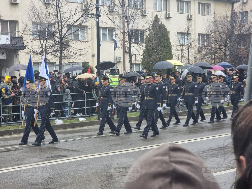 Косово - национален празник - военен парад
