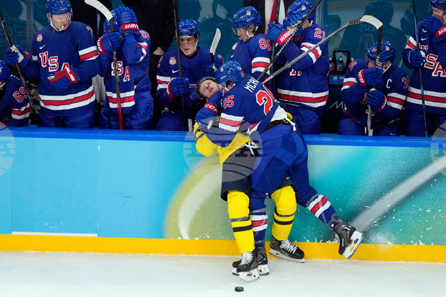 Куин Хюз изпрати САЩ на полуфинал на олимпийския турнир по хокей на лед с гол в продължението срещу Швеция