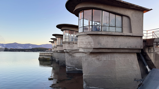 Покачването на нивото на язовир „Копринка“ не е толкова динамично, колкото през изминалата седмица, каза областният управител Неделчо Маринов