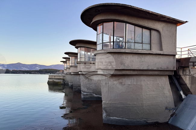 Покачването на нивото на язовир „Копринка“ не е толкова динамично, колкото през изминалата седмица, каза областният управител Неделчо Маринов