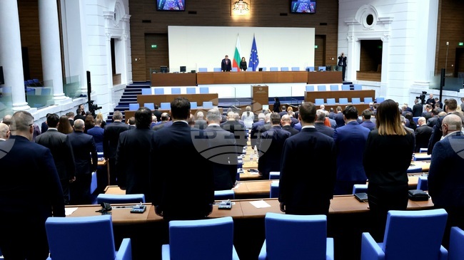 С едноминутно мълчание в памет на Васил Левски започна днешното пленарно заседание