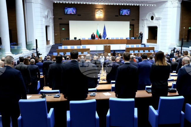 С едноминутно мълчание в памет на Васил Левски започна днешното пленарно заседание