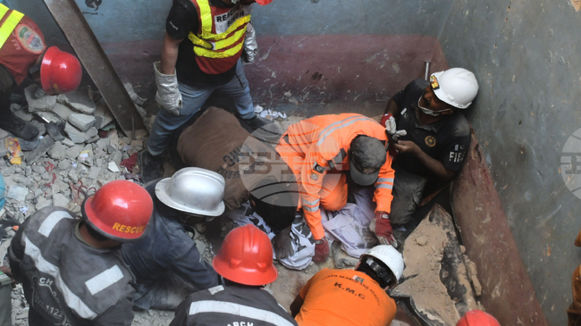 Тринадесет души загинаха при експлозия на газ в жилищна сграда в Карачи 