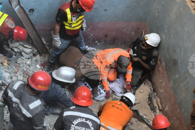 Тринадесет души загинаха при експлозия на газ в жилищна сграда в Карачи 