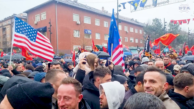 Десетки хиляди се събраха на протест в Прищина в подкрепа на бившите лидери на АОК, подсъдими в Хага, в деня на независимостта на Косово