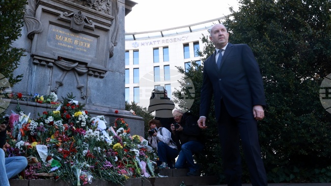 19 февруари е повод за смирение, каза Румен Радев пред паметника на Васил Левски