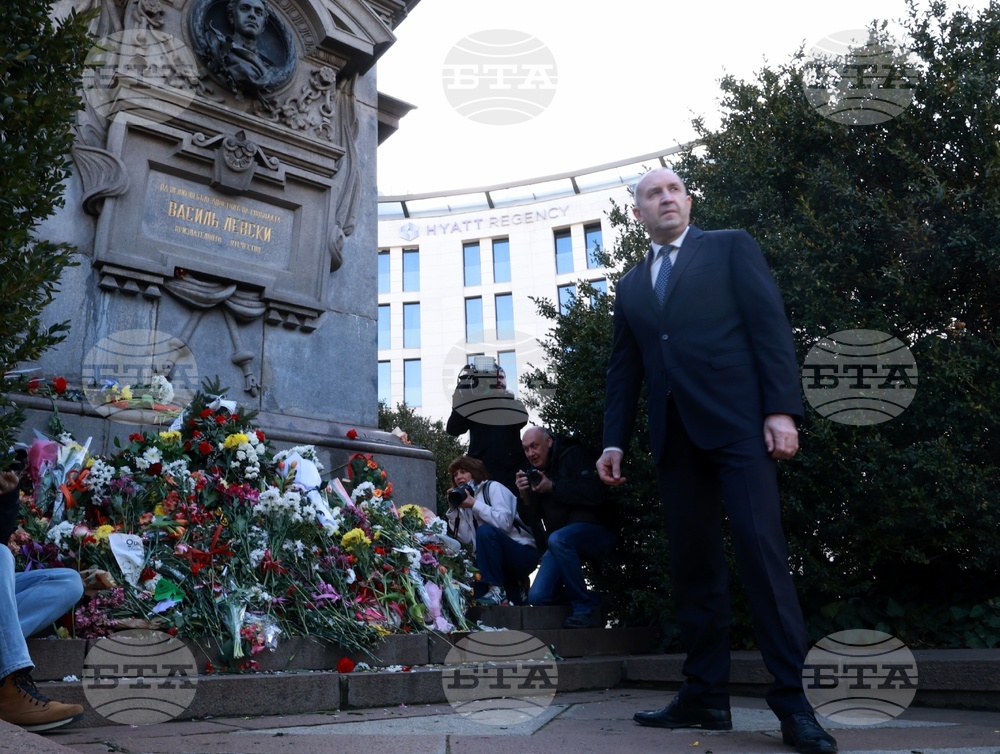 19 февруари е повод за смирение, каза Румен Радев пред паметника на Васил Левски