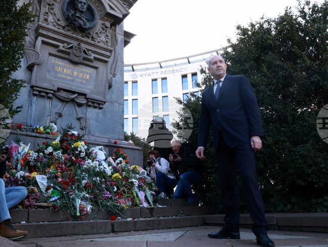 19 февруари е повод за смирение, каза Румен Радев пред паметника на Васил Левски