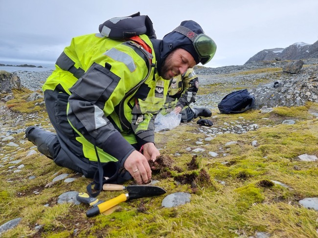 Ден 87 - тема на деня - Антарктида - Д-р инж. Чавдар Желев: Наличието на остатъчна органика от животни е основна предпоставка за почвообразуване на остров Ливингстън