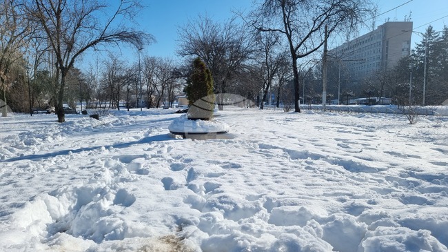 Букурещ осъмна в сняг и лед; зимната обстановка в цяла Румъния остава усложнена 