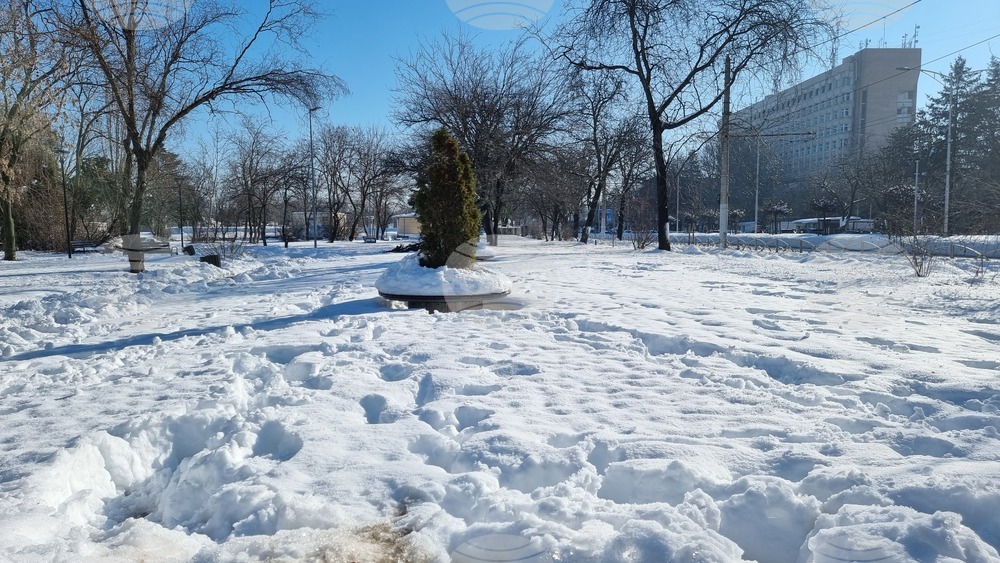 Букурещ осъмна в сняг и лед; зимната обстановка в цяла Румъния остава усложнена 