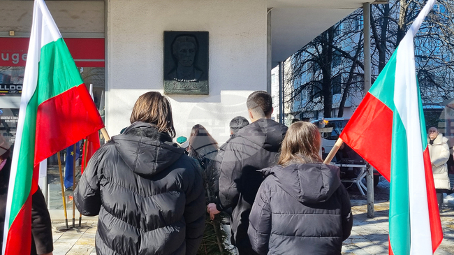 Жители на Търговище се поклониха пред делото и паметта на Васил Левски 
