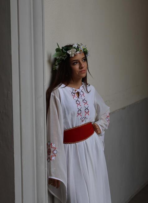 Виктория Петрова от Танцовата група „От извора“ в Лион е сред избраните 32-ма българи, които ще учат танца „Гроздана“ с ансамбъл „Тракия“