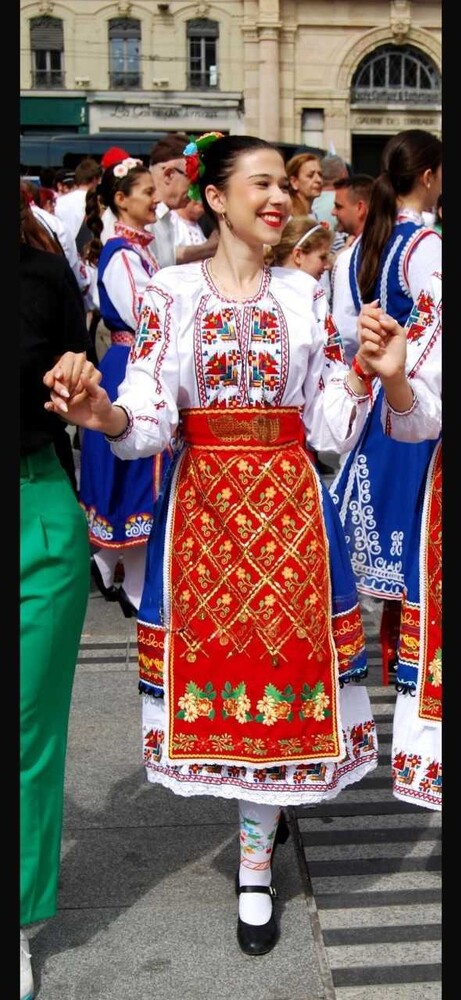 Дженифър Андронова от Ансамбъл „Зора“ в Париж е сред избраните 32-ма българи, които ще учат танца „Гроздана“ с ансамбъл „Тракия“