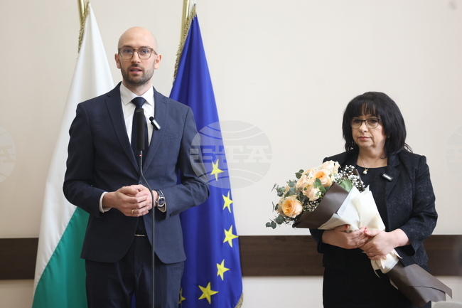 Обезпечаване на изборите, удължаване на закона за бюджета и справедливо разпределение на средствата за общините са трите ни приоритета, каза служебният министър на финансите