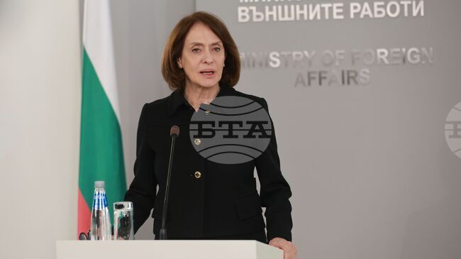 В момента сме в процес на внимателно проучване, каза министър Надежда Нейнски в отговор на въпрос за американски самолети на летище „Васил Левски“