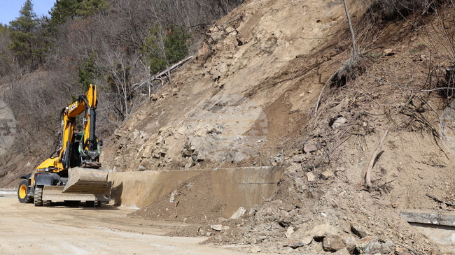 Временно се ограничава движението в Прохода на Републиката поради почистване на пътното платно от свлечена земна маса