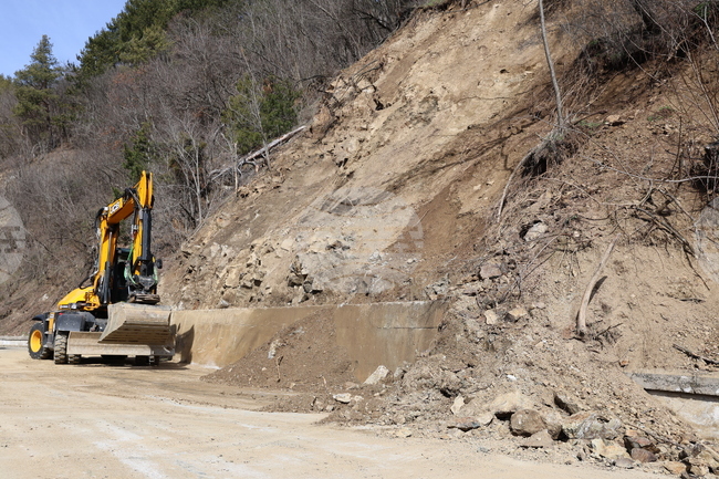 Временно се ограничава движението в Прохода на Републиката поради почистване на пътното платно от свлечена земна маса
