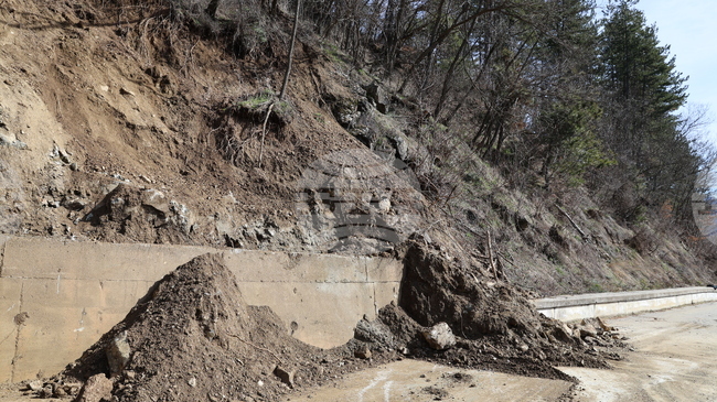 Поради свлякла се земна маса на пътното платно е ограничено движението при 103-ти км на АМ "Струма"