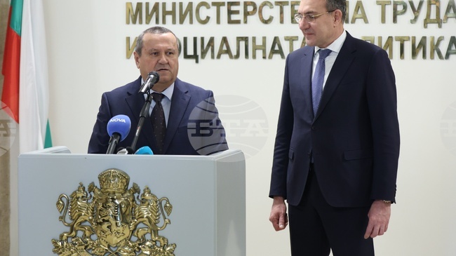 Служебният социален министър Хасан Адемов пое поста от Борислав Гуцанов