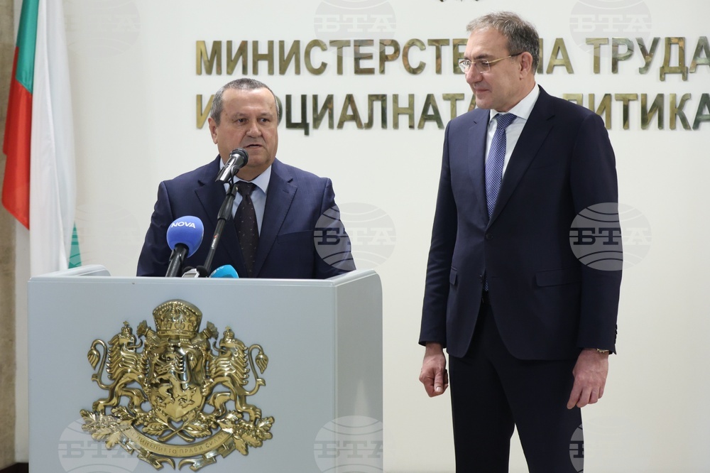 Служебният социален министър Хасан Адемов пое поста от Борислав Гуцанов