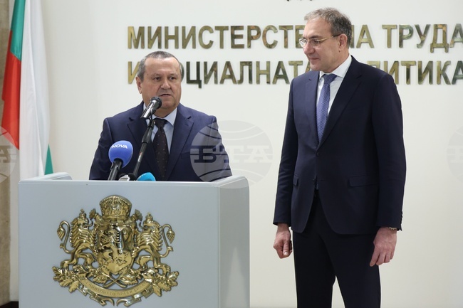 Служебният социален министър Хасан Адемов пое поста от Борислав Гуцанов