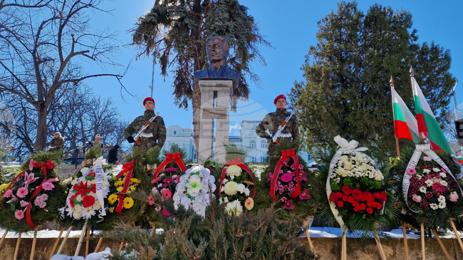 С церемония и полагане на венци и цветя пред паметника на Васил Левски в Шумен бяха отбелязани 153 г. от гибелта му