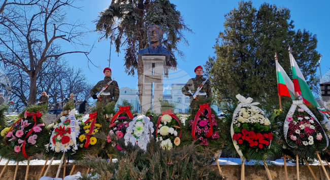 С церемония и полагане на венци и цветя пред паметника на Васил Левски в Шумен бяха отбелязани 153 г. от гибелта му