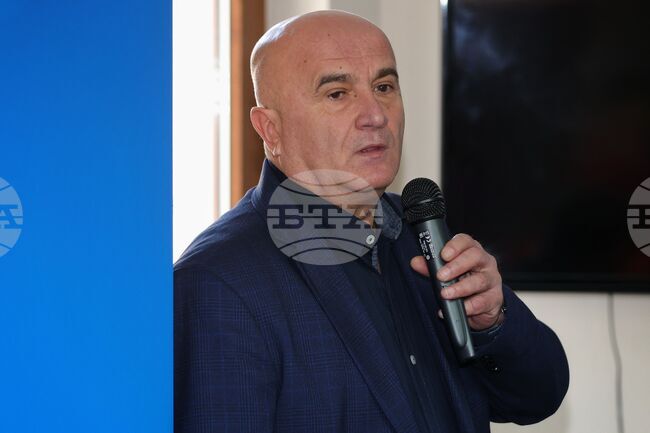 Учениците в Сливен са наследници на славно минало и са „генно заредени с родолюбие“, каза директорът на училище „Христо Ботев“ Денко Делчев