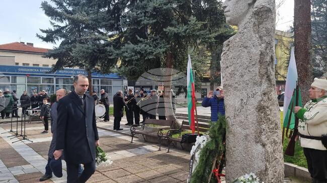 Кюстендил отбеляза 153 години от обесването на Васил Левски с рецитал пред паметника на Апостола и поднасяне на венци и цветя