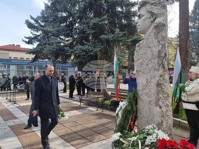 Кюстендил отбеляза 153 години от обесването на Васил Левски с рецитал пред паметника на Апостола и поднасяне на венци и цветя