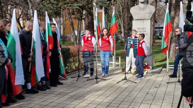 С рецитал ученици от Основно училище „Васил Левски“ в Перник почетоха паметта на своят патрон на общоградското поклонение