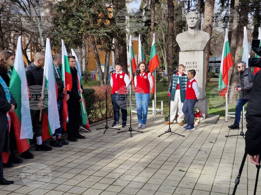 С рецитал ученици от Основно училище „Васил Левски“ в Перник почетоха паметта на своят патрон на общоградското поклонение