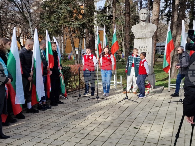 С рецитал ученици от Основно училище „Васил Левски“ в Перник почетоха паметта на своят патрон на общоградското поклонение