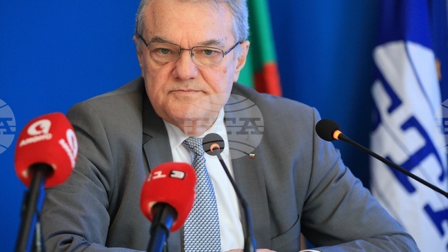 Председателят на АБВ Румен Петков коментира в Русе, че съставът на служебния кабинет е резултат от "уродливи промени в Конституцията"