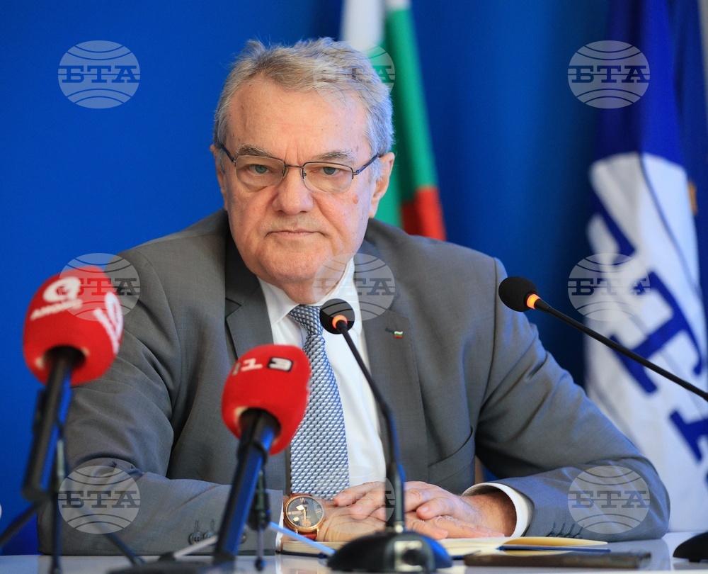 Председателят на АБВ Румен Петков коментира в Русе, че съставът на служебния кабинет е резултат от "уродливи промени в Конституцията"