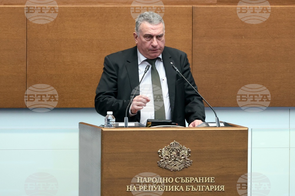 Управлението на доставките за компоненти за АЕЦ „Козлодуй“ става много сложно, каза Иван Андреев в парламента