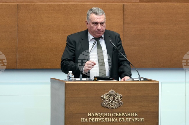 Управлението на доставките за компоненти за АЕЦ „Козлодуй“ става много сложно, каза Иван Андреев в парламента