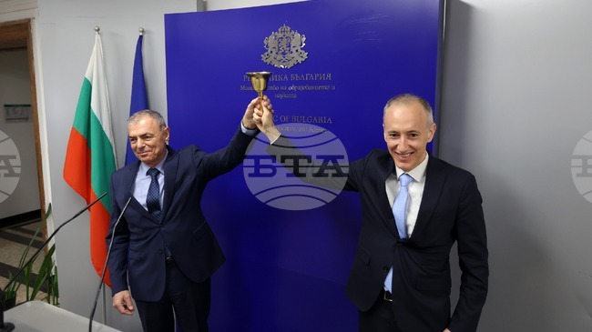 Образованието се нуждае от приемственост и спокойствие, каза новият министър проф. Сергей Игнатов при приемането на поста от Красимир Вълчев