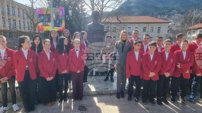 Ученици рецитираха "Обесването на Васил Левски" пред паметника на Апостола в центъра на Смолян