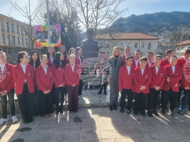 Ученици рецитираха "Обесването на Васил Левски" пред паметника на Апостола в центъра на Смолян