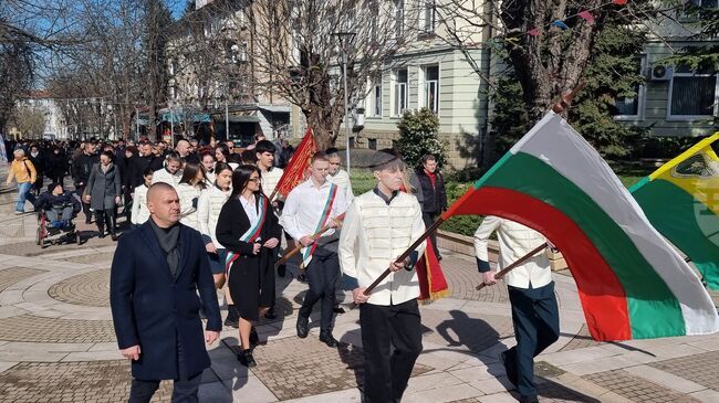 С общоградско шествие и поклонение Ямбол отдаде почит на Апостола на свободата Васил Левски по повод 153 години от гибелта му