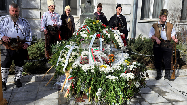 С панихида и поклонение пред паметника на Васил Левски във Видин отбелязаха 153 години от гибелта на Апостола